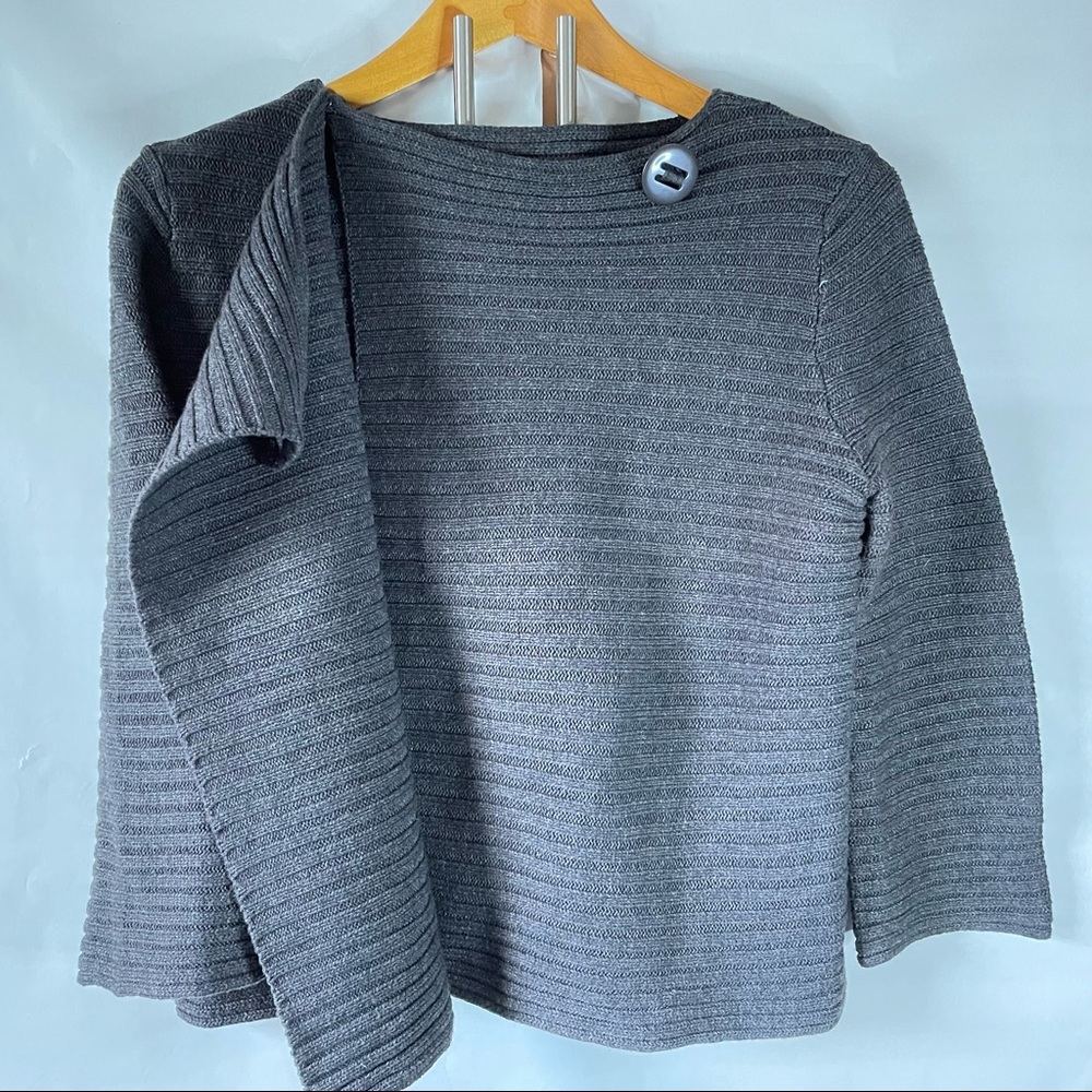 Versatile grey sweater with button and inner snap-on to